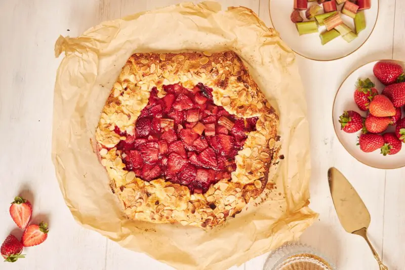 rhubarb-strawberries cake