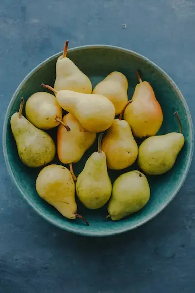 Best Pear Varieties for Juicy Snacks